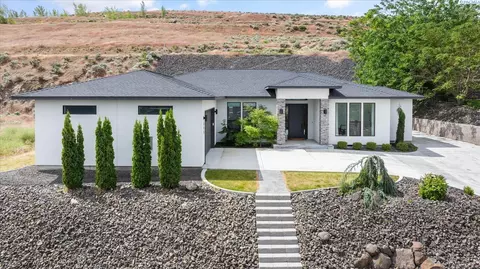 325 Rockwood Dr, Richland, WA 99352