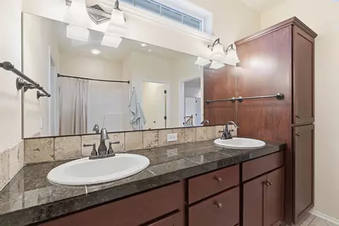 Bath - 1273 SW Big Sky Ct, Pullman, WA 99163 photo 2 of 3