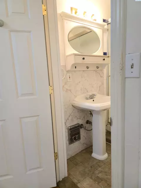 Bath - 425 NE Howard St, Pullman, WA 99163 photo 4 of 9