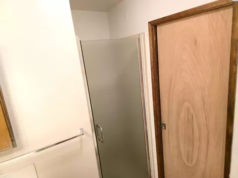 Bath - 425 NE Howard St, Pullman, WA 99163 photo 2 of 9