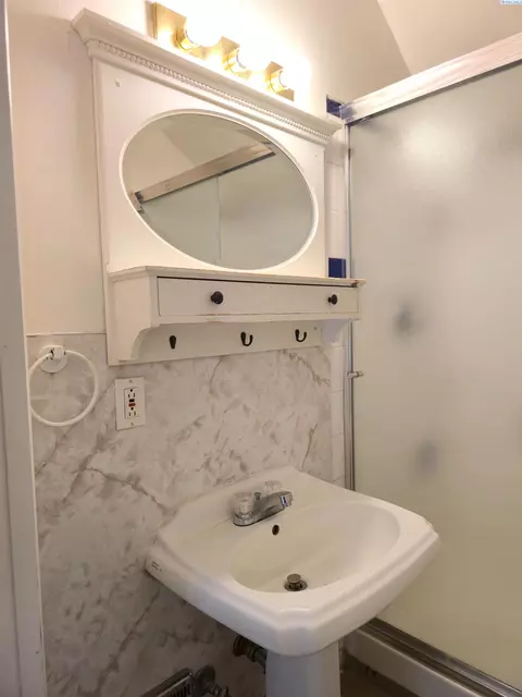 Bath - 425 NE Howard St, Pullman, WA 99163 photo 3 of 9