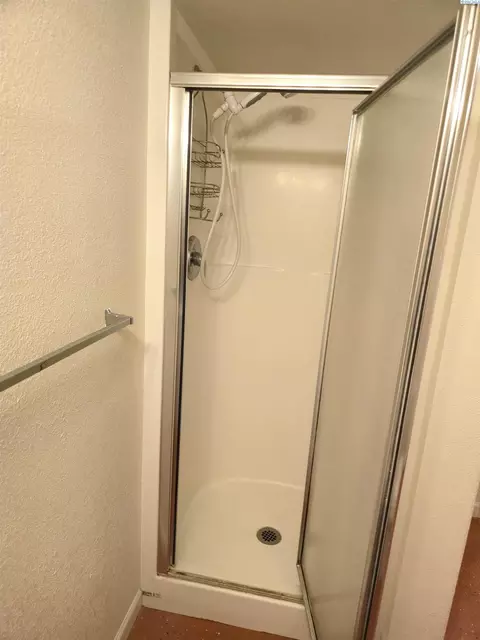 Bath - 425 NE Howard St, Pullman, WA 99163 photo 7 of 9