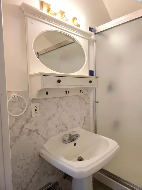 Bath - 425 NE Howard St, Pullman, WA 99163 photo 3 of 9