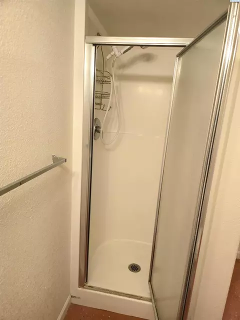 Bath - 425 NE Howard St, Pullman, WA 99163 photo 7 of 9