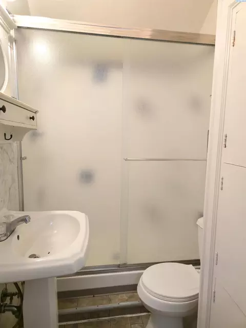 Bath - 425 NE Howard St, Pullman, WA 99163 photo 6 of 9