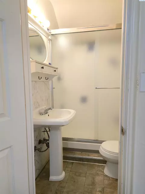 Bath - 425 NE Howard St, Pullman, WA 99163 photo 5 of 9