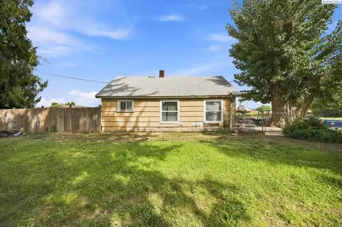 703 N 5th St, Grandview, WA 98930