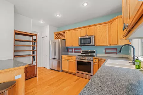 Kitchen - 225 Sanna Ct, Pullman, WA 99163 photo 3 of 4