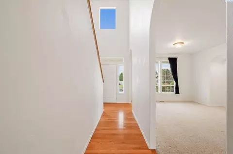 Entry Way - 225 Sanna Ct, Pullman, WA 99163 photo 3 of 7