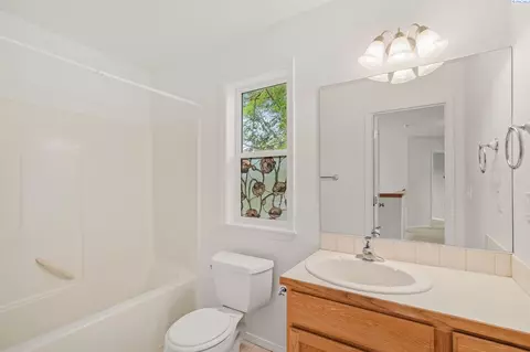 Bath - 225 Sanna Ct, Pullman, WA 99163 photo 1 of 2