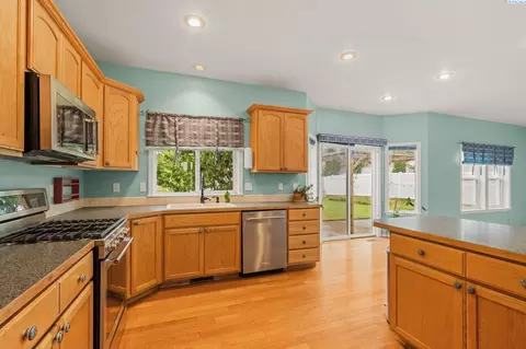 Kitchen - 225 Sanna Ct, Pullman, WA 99163 photo 4 of 4