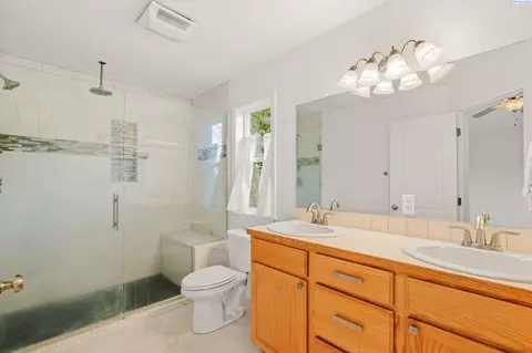 Bath - 225 Sanna Ct, Pullman, WA 99163 photo 2 of 2