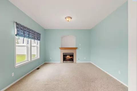 Living - 225 Sanna Ct, Pullman, WA 99163 photo 4 of 6