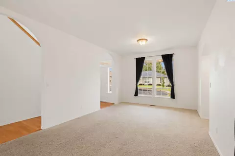 Living - 225 Sanna Ct, Pullman, WA 99163 photo 1 of 6