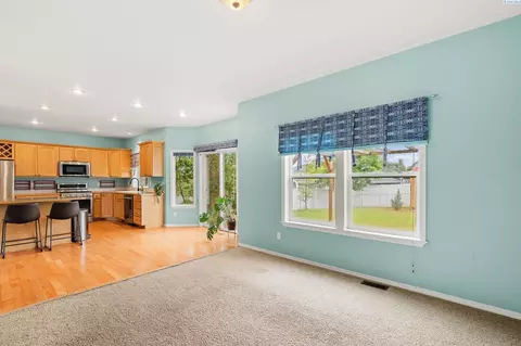 Living - 225 Sanna Ct, Pullman, WA 99163 photo 5 of 6