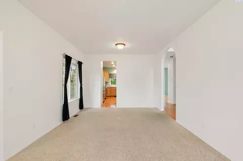 Living - 225 Sanna Ct, Pullman, WA 99163 photo 2 of 6
