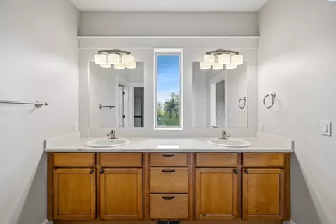 Bath - 1875 SW Barclay Ridge Dr, Pullman, WA 99163 photo 1 of 4