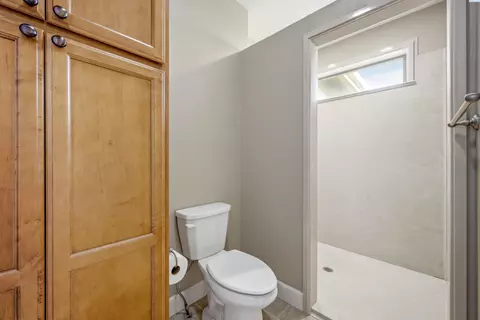 Bath - 1875 SW Barclay Ridge Dr, Pullman, WA 99163 photo 2 of 4