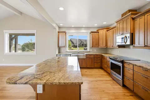 Kitchen - 1875 SW Barclay Ridge Dr, Pullman, WA 99163 photo 2 of 4