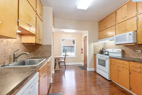 Kitchen - 1015 NE Lake St, Pullman, WA 99163 photo 3 of 4