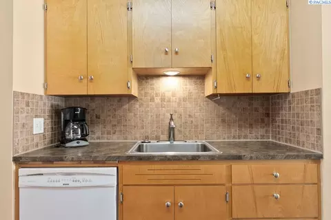 Kitchen - 1015 NE Lake St, Pullman, WA 99163 photo 4 of 4