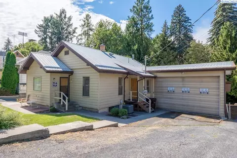Exterior - 1015 NE Lake St, Pullman, WA 99163 photo 1 of 6