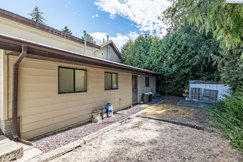 Exterior - 1015 NE Lake St, Pullman, WA 99163 photo 6 of 6