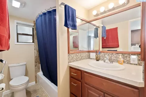 Bath - 1015 NE Lake St, Pullman, WA 99163 photo 1 of 2