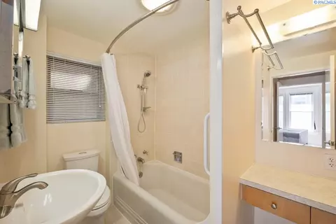 Bath - 1015 NE Lake St, Pullman, WA 99163 photo 2 of 2