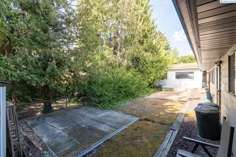 Exterior - 1015 NE Lake St, Pullman, WA 99163 photo 5 of 6