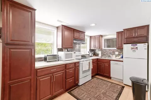 Kitchen - 1015 NE Lake St, Pullman, WA 99163 photo 2 of 4