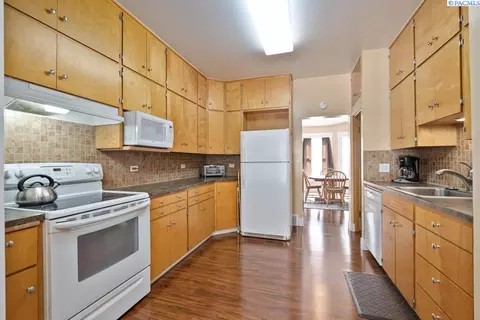 Kitchen - 1015 NE Lake St, Pullman, WA 99163 photo 1 of 4