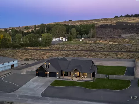 14221 S Abigail Pl, Kennewick, WA 99338