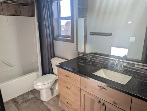 Bath - 3802 Cook Ln, Pasco, WA 99301 photo 3 of 4