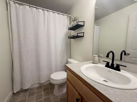 Bath - 6112 Westminster Ln, Pasco, WA 99301 photo 2 of 3