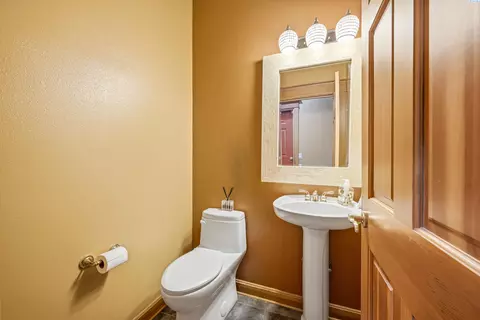Bath - 620 SEdge Knoll Dr, Pullman, WA 99163 photo 5 of 5