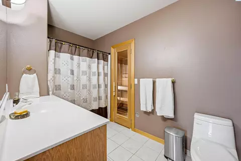 Bath - 620 SEdge Knoll Dr, Pullman, WA 99163 photo 4 of 5