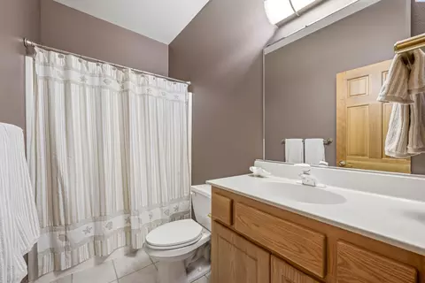 Bath - 620 SEdge Knoll Dr, Pullman, WA 99163 photo 3 of 5