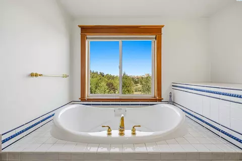 Bath - 620 SEdge Knoll Dr, Pullman, WA 99163 photo 2 of 5