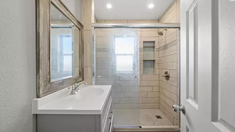 Bath - 215 N 12th Ave, Pasco, WA 99301 photo 3 of 3