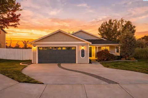 438 Charbonneau Dr, Richland, WA 99352
