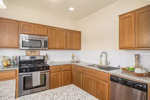 Kitchen - 5808 Pimlico Dr, Pasco, WA 99301 photo 2 of 5