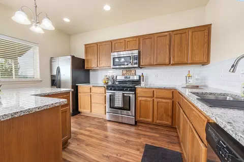 Kitchen - 5808 Pimlico Dr, Pasco, WA 99301 photo 4 of 5