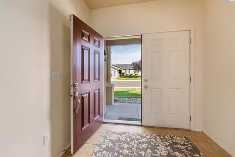 Entry Way - 5808 Pimlico Dr, Pasco, WA 99301 photo 1 of 2