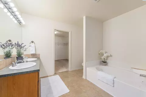Bath - 5808 Pimlico Dr, Pasco, WA 99301 photo 2 of 4