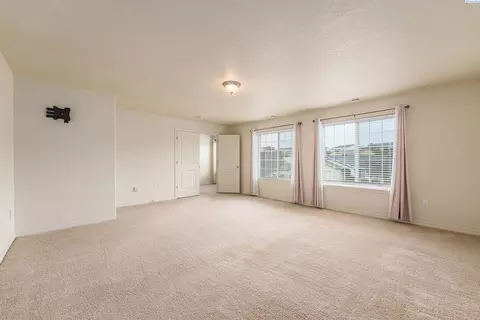Bedroom - 5808 Pimlico Dr, Pasco, WA 99301 photo 2 of 5
