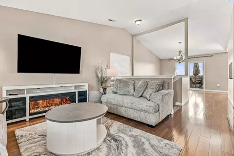 Living - 4515 Tusayan Dr, Pasco, WA 99301 photo 2 of 4