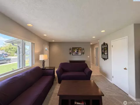 Living - 808 E Oak St, Othello, WA 99344 photo 4 of 5