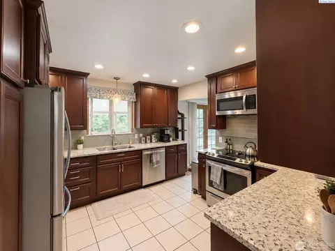 Kitchen - 808 E Oak St, Othello, WA 99344 photo 3 of 5