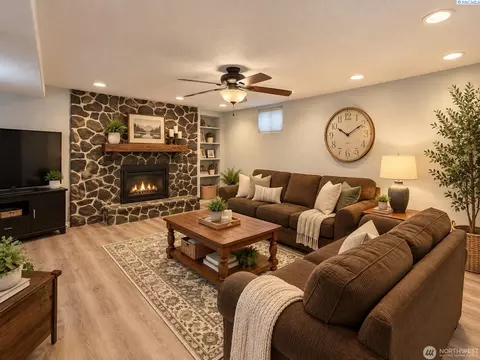 Living - 808 E Oak St, Othello, WA 99344 photo 1 of 5